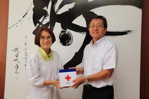あわら市赤十字奉仕団委員長と市長の写真