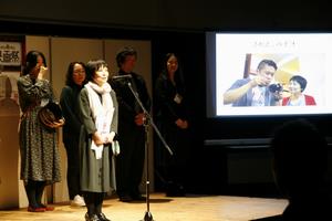 グランプリを受賞した藤原伊織監督によるスピーチの写真