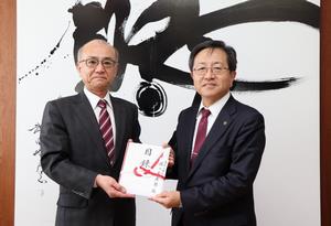 福井エフエム放送株式会社と市長の写真