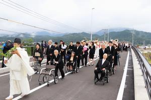 石塚橋の渡り初めの写真