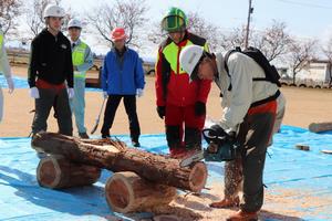 チェーンソーを使った木材撤去訓練の写真
