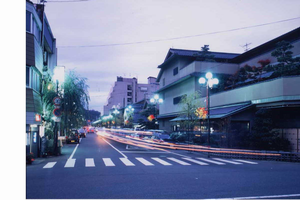 温泉街夜景写真