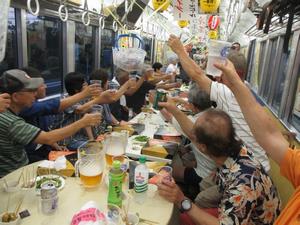 ビールなどを楽しんでいる写真