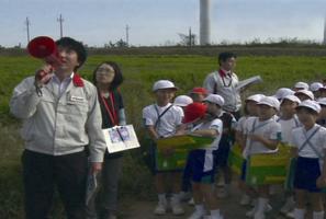 風車を見学する児童