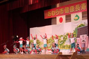 ミュージカルを熱演する吉崎小学校児童