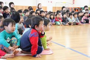 紙芝居を見る子どもたち