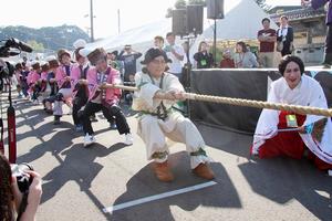 県境綱引き