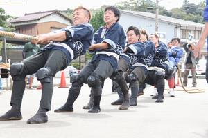 民の綱引き