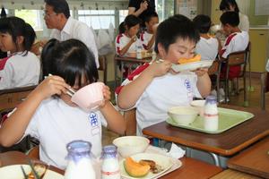 給食を食べる児童