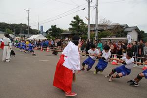 民の綱引き