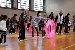 地区対抗大うきわ送り