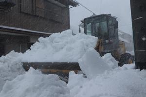 吹雪の中での除雪作業