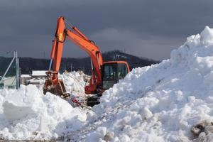 排雪場に積み上がった雪の山