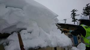 屋根に降り積もった雪