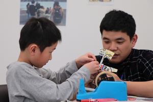 大学生との紙飛行機作り