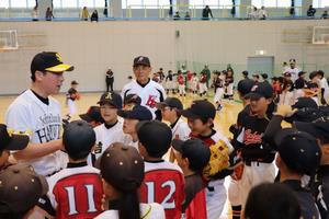 プロ野球OBと選手たちの写真