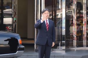 株式会社SHINDO前で手を振る皇太子殿下の写真