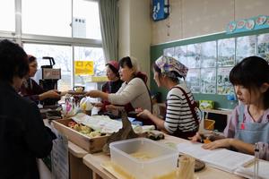 地元の女性たちによるカフェの写真