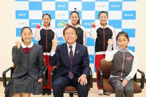 全国大会出場選手と教育長の写真