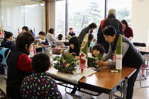 正月飾り作りに参加した人たちの写真