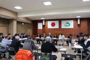 入賞者とあわら市男女郷土参画ネットワーク会長らの写真