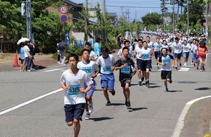 街中を走る選手の写真