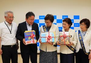 国際ソロプチミスト福井のメンバーと教育長、芦原図書館館長の写真