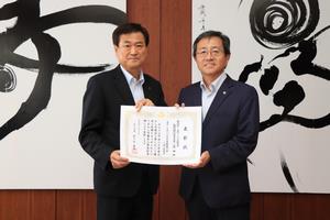 株式会社日本ピーエス北陸支店支店長と市長の写真