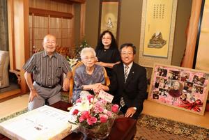 100歳を迎える高齢者と家族と市長の写真