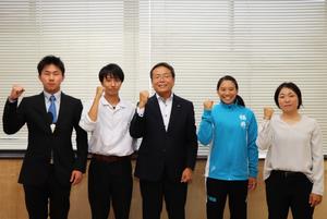 国体出場選手と教育長の写真