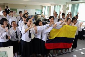 コロンビアの学生に手を振る中学生の写真