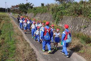 剱岳地区を歩く児童たちの写真