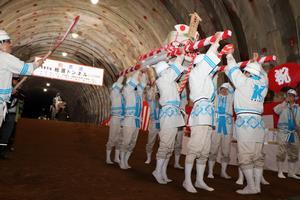 みこしで祝う関係者たちの写真