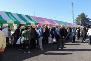 地元の特産品販売の写真