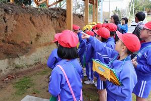 細呂木製鉄遺跡を観察する児童たちの写真