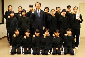 細呂木ミニバススポーツ少年団と教育長の写真