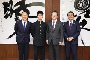丸岡高校の監督と選手、市長、教育長の写真