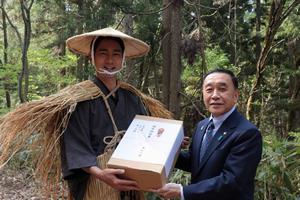 小泉孝太郎さんと森市長の画像