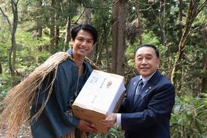 森崎ウィンさんと森市長の画像