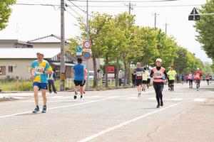 市街地を走るランナーの画像