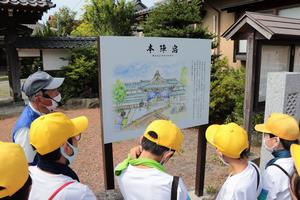 絵看板と児童の画像