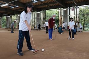 指導を受ける高校生の画像