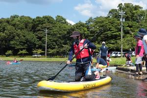 SUPに乗る女性の画像