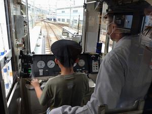 電車を運転する画像