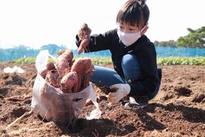 袋いっぱいに詰める子どもの画像