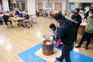 餅をつく坂井地区青年農業者クラブメンバーの画像