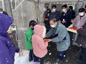 森市長から豆を受け取る来場者の画像