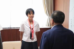 笑顔で大会結果を報告する藤田さん