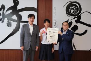 メダルと賞状を持って記念撮影する藤田さん