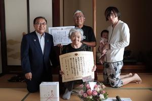 家族に囲まれて記念撮影する中キミ子さん
